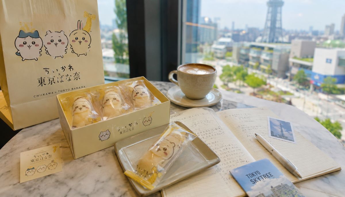 「東京ソラマチを眺めるカフェ席で、ちいかわ×東京ばな奈とコーヒーを楽しむ休日の風景」