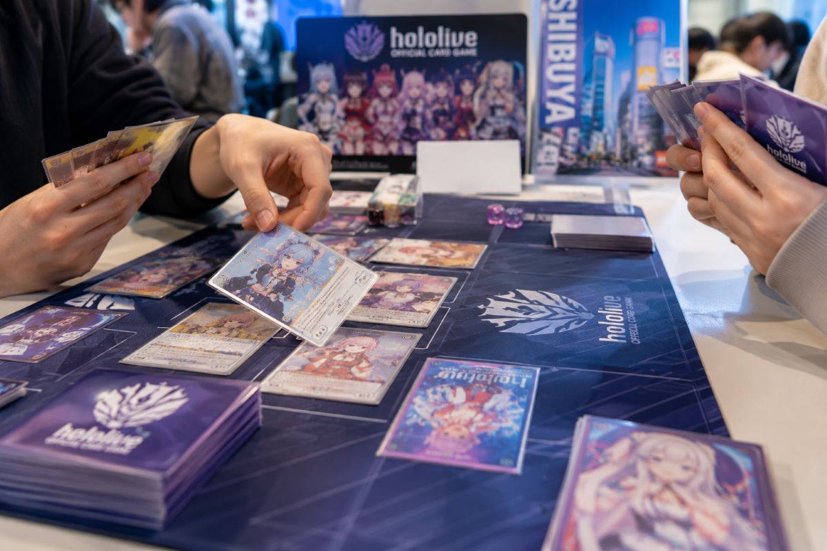 渋谷の体験会会場でホロライブ公式カードゲームを楽しむ参加者たちの対戦風景