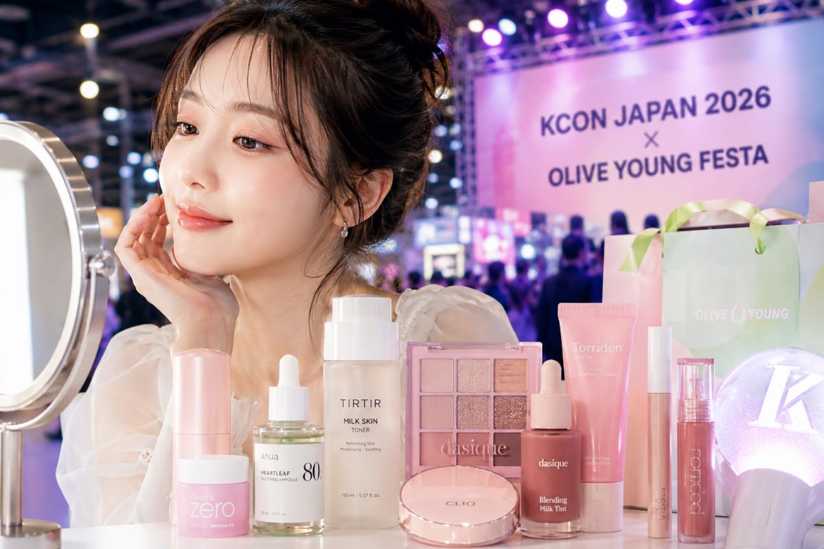 KCON会場の光を背景に、韓国コスメと透明感ある女性を描いたセルフケア体験イメージ