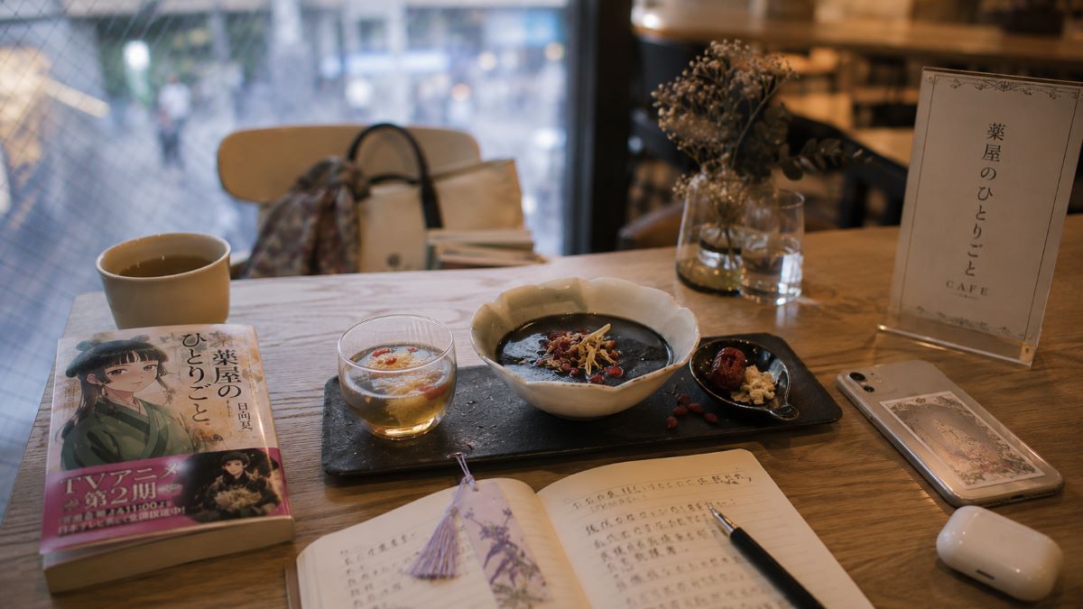 現代的なカフェで薬膳メニューとライトノベルを楽しむ、静かな読書時間の風景