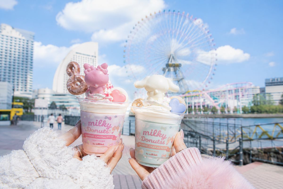 みなとみらいの観覧車を背景に、サンリオキャラクター付きのmilkyサンデーを手にした限定スイーツ風景