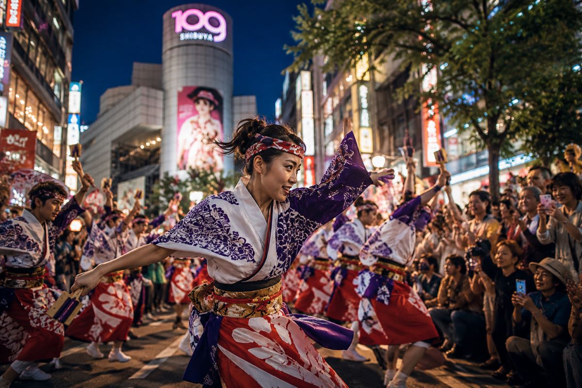 渋谷の夜景を背景に、色鮮やかな衣装の踊り連と観客が熱気に包まれるおはら祭の様子