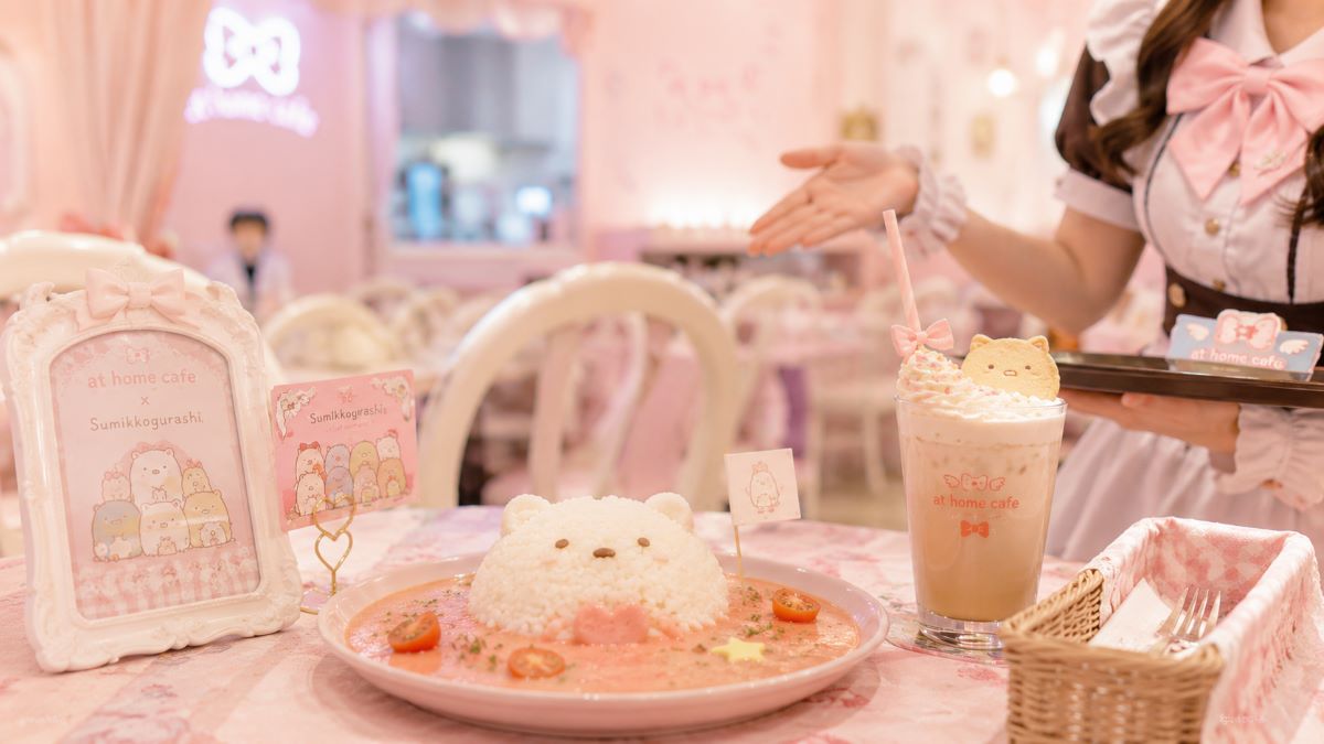 パステルカラーのメイドカフェ空間でコラボメニューを楽しめる癒やしの店内風景