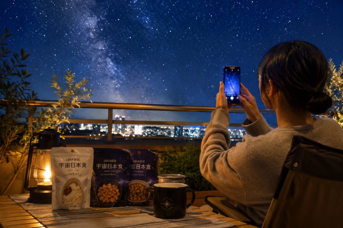 ベランダで宇宙日本食を楽しみながらスマホで星空を撮影する夜のひととき
