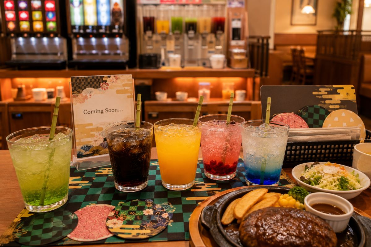 和柄の演出を取り入れたドリンクバーと料理が並ぶ、コラボカフェの雰囲気を表現したイメージ