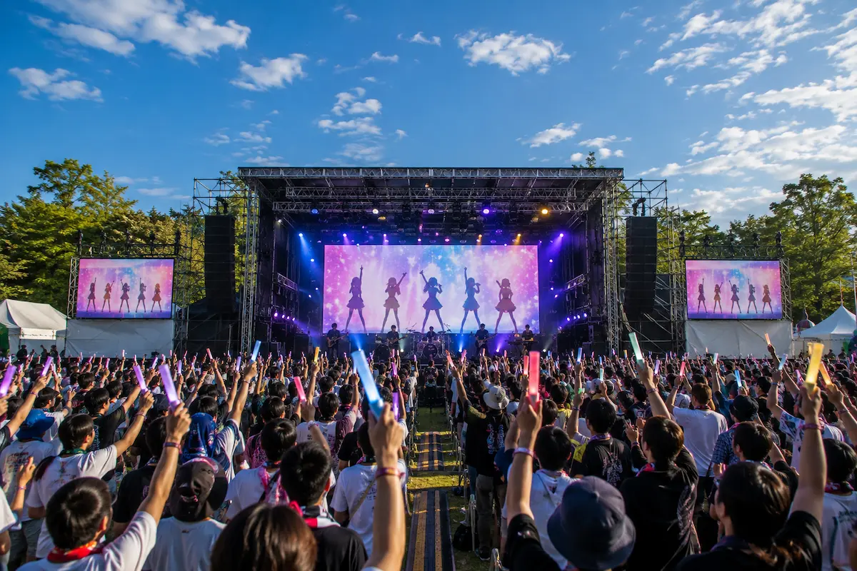 青空の駒場公園でスクリーンのアニメアイドルとペンライトで盛り上がる野外アニソンフェス